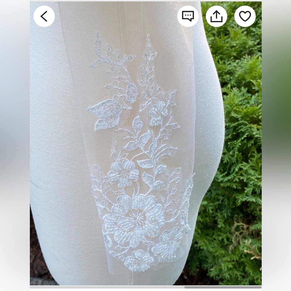 Wedding dress topper with keyhole back